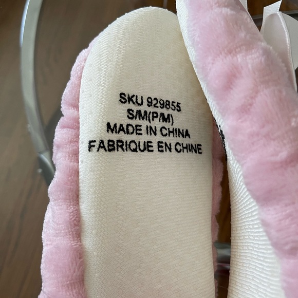 Ladies size small pink Sherpa Slippers - Picture 2 of 4